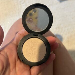 Younique Touch à la mode Illuminizer Compact